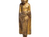 une image représentant une statue en bois d'une personne vêtue d'une robe