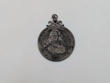 une pièce d'argent sur laquelle figure une femme