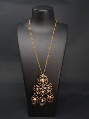 un mannequin noir portant un collier en or