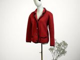 un mannequin portant une veste rouge et un chapeau noir