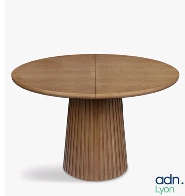 une image représentant une table ronde en bois sur fond blanc