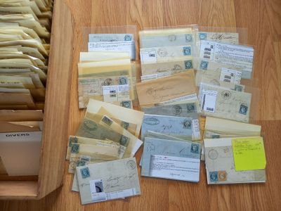 une pile de courrier posée par terre à côté d'un tiroir