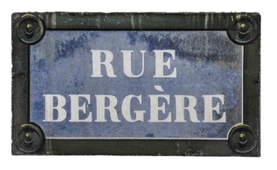 a sign that says rue bergerre on the side of a building
