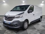 la camionnette blanche est garée sur un sol carrelé en damier
