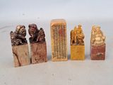 cinq figurines sculptées représentant des animaux et un Bouddha assis sur des socles