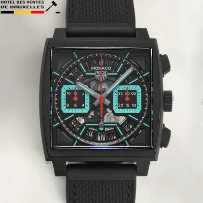 un gros plan d'une montre noire au cadran vert