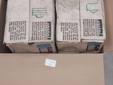 deux boîtes de nourriture posées dans un carton posé par terre
