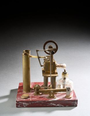 une maquette d'une machine à vapeur posée sur un socle en marbre