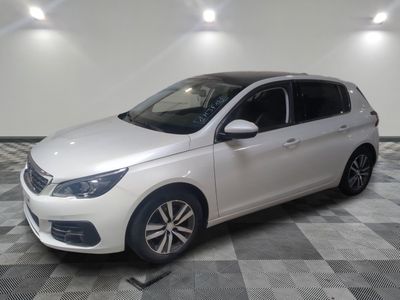 la photo d'une voiture blanche garée dans un garage