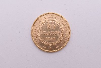 gros plan d'une pièce d'or sur une surface blanche