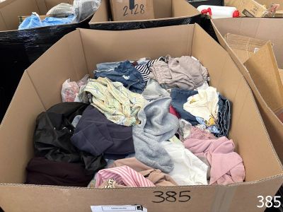 un carton rempli de vêtements dans un magasin
