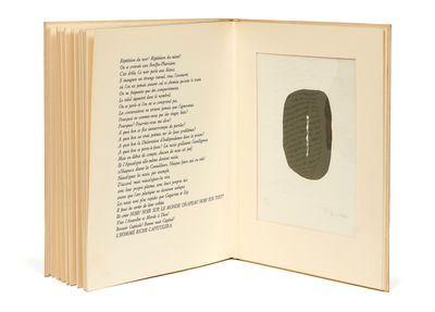 un livre ouvert sur lequel figure l'image d'une feuille