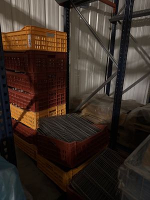 Les cartons sont empilés sur des palettes dans un entrepôt rempli de plastique