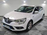 la voiture blanche est garée sur un sol en damier dans le garage