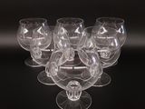 six verres à vin transparents empilés les uns sur les autres sur une surface noire
