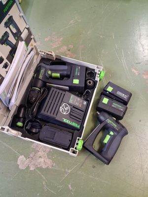 une photo d'une boîte à outils posée sur une table