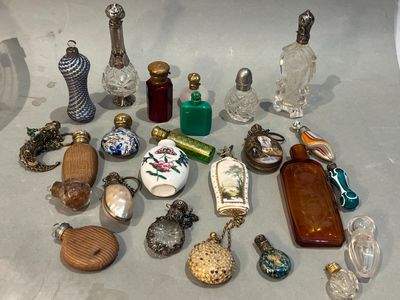 beaucoup d'objets en verre posés ensemble sur la table