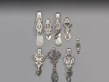 un assortiment de bijoux en argent comprenant une croix, un pendentif et une paire de boucles d'oreilles