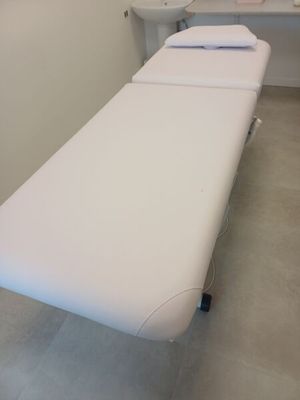 une table blanche dans une pièce équipée d'un lavabo et d'un miroir