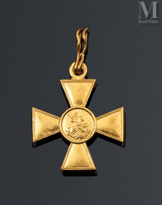 une croix en or ornée d'un médaillon, sur fond noir