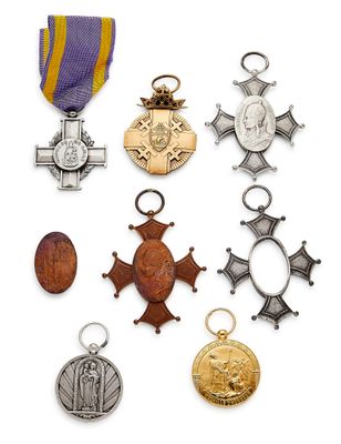 un assortiment de médailles sur fond blanc