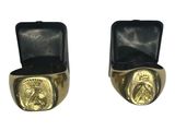 paire de boucles d'oreilles en forme de manchettes, en cuir noir et plaqué or, ornées d'une tête de lion