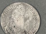 Gros plan sur une pièce d'argent portant une tête de femme