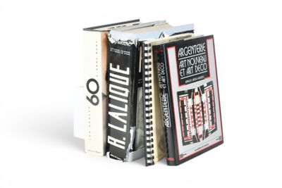 livres empilés sur une surface blanche