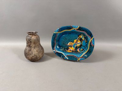 un petit bol et un petit vase posés sur une table