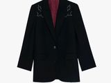 La veste est noire et a une doublure rouge.