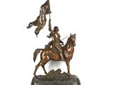 statue d'un homme à cheval tenant un drapeau et un mât