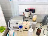 une machine posée sur une table