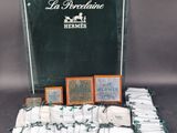 une image représentant une boîte de sachets de thé sur laquelle figure l'image d'un cheval