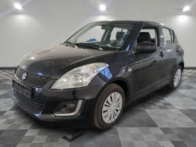la photo d'une petite voiture noire sur un sol en damier
