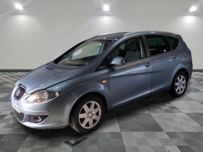la photo d'une voiture argentée garée dans un garage