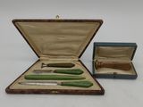 une image représentant une boîte en bois contenant un stylo vert