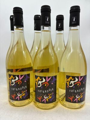 quatre bouteilles de vin sont alignées sur une table