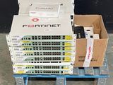 une pile de cartons posée sur une palette, contenant un téléphone