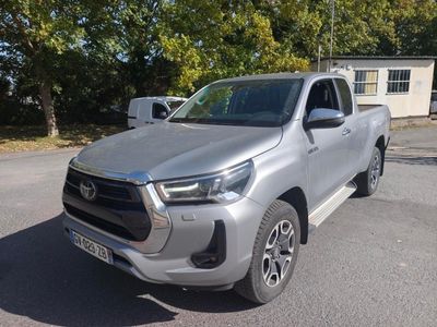 La Toyota Hilux argentée est garée sur le parking.