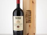 la bouteille de vin se trouve à côté d'une caisse en bois