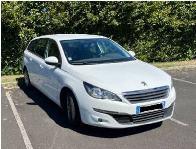une voiture blanche garée dans un parking