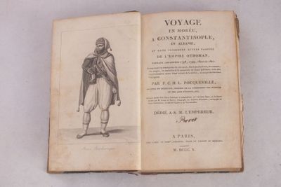un vieux livre sur lequel figure le dessin d'un homme portant un chapeau et un manteau