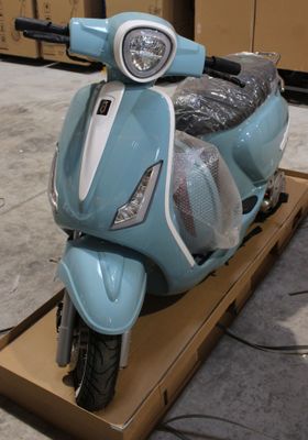 un scooter bleu posé sur une boîte