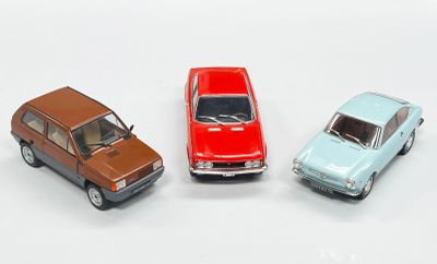 trois petites voitures miniatures posées les unes à côté des autres sur une surface blanche