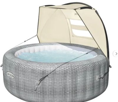 un jacuzzi gonflable surmonté d'un auvent