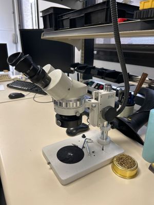 un microscope posé sur une table
