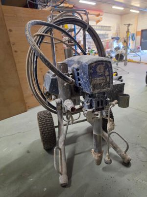 une machine posée sur le sol du garage