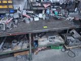un établi avec de nombreux outils dans un garage