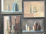 quatre tableaux représentant des vases et des bouteilles posés sur une étagère dans une pièce