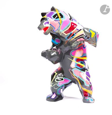 une sculpture en papier représentant un ours debout sur ses pattes arrière
